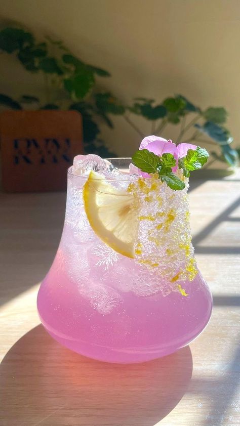 Lavender Drinks, Lemon Soda, Iced Drinks Recipes, Pretty Alcoholic Drinks, 60th Bday, Lavender Syrup, Lavender Lemonade, Refreshing Drinks Recipes, Ocean Party