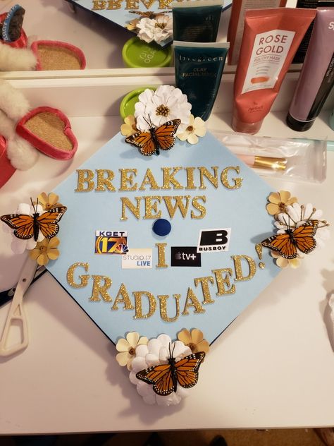 Journalism Cap Decoration, Journalism Graduation Cap, Graduation Dress Designs, Caps Ideas, Senior Year Things, College Goals, Journalism Major, Graduation Party Backdrops, College Grad Cap Ideas