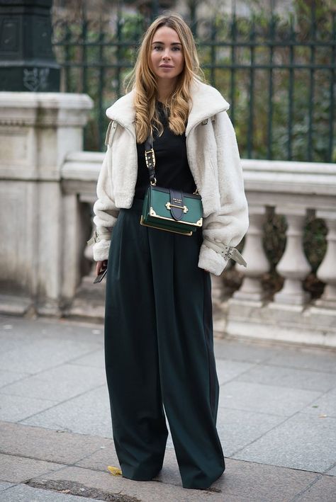 The Trend: Crossbody Bags Crossbody Bag Street Style, Green Bag Outfit, Bag Street Style, White Fur Jacket, Street Style Bags, Trendy Spring Outfits, Womens Fashion Casual Outfits, Bag Outfit, Green Jumpsuit