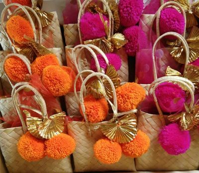 Photo By Kavya Creations - Trousseau Packers Lohri Gift Packing Ideas, Mehandi Favours, Diy Favours, Hampers Packaging, Packaging Hampers, Hamper Packaging, Levi Birthday, Return Gifts Indian, Packing Business