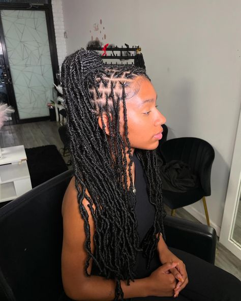 My clients are always serving facee 💋 September bookings are open • Book under: 24” Knotless soft locs with square parts ⁃ Located in Queens, NY📍 • • - ��• • • • #invisiblelocsnyc #nychairstylist #softlocsny #knotlessbraidsnyc #distressedlocsnyc #nitalocsny #butterflylocsny #fauxlocsny #locsbynayy #retwistnyc Knotless Soft Locs, Quick Styles, Soft Locs, Protective Hairstyles Braids, Queens Ny, Hairstyle Gallery, Hairstyles Braids, Locs Hairstyles, Open Book