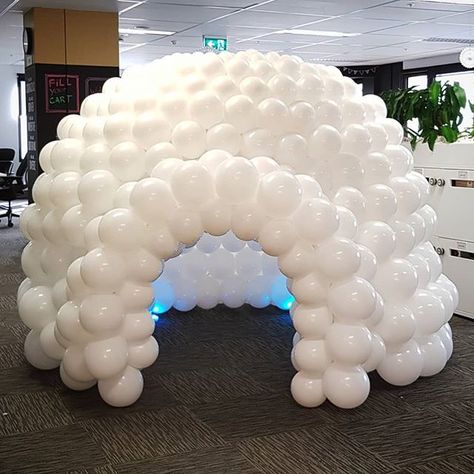 Ever wanted a life size balloon igloo in your office? Of course you have!#igloo #eskimo #winter #winterwonderland #white #balloons Balloon Igloo, Schnee Party, Winter Wonderland Christmas Party, Winter Wonderland Birthday Party, Winter Onederland Birthday Party, Snow Party, Winter Party Decorations, Winter Wonderland Decorations, Onederland Birthday Party