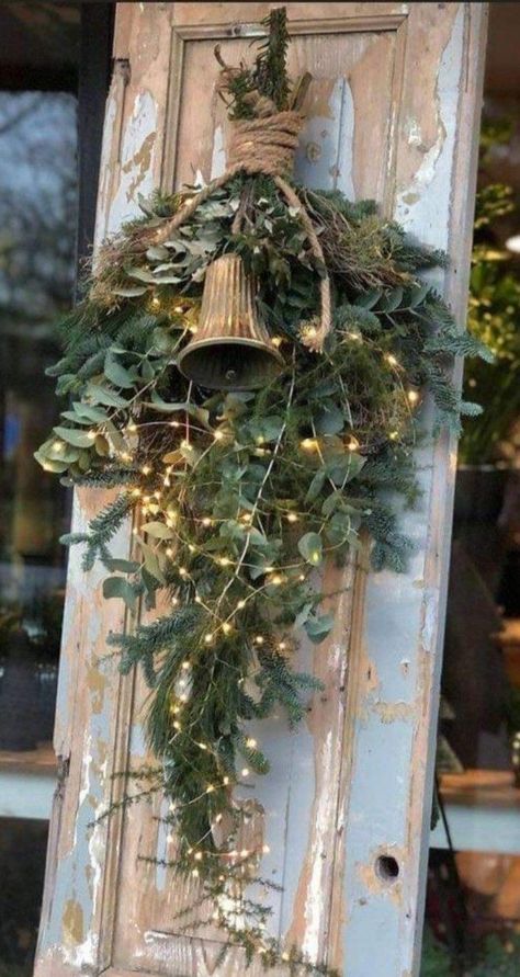 Deco Noel Nature, Julkransar Diy, Natal Natural, Natal Country, Decor Ideas For Christmas, Winter Decor Ideas, Cozy Winter Decor, Dekoratívne Vence, Front Porch Christmas Decor Ideas