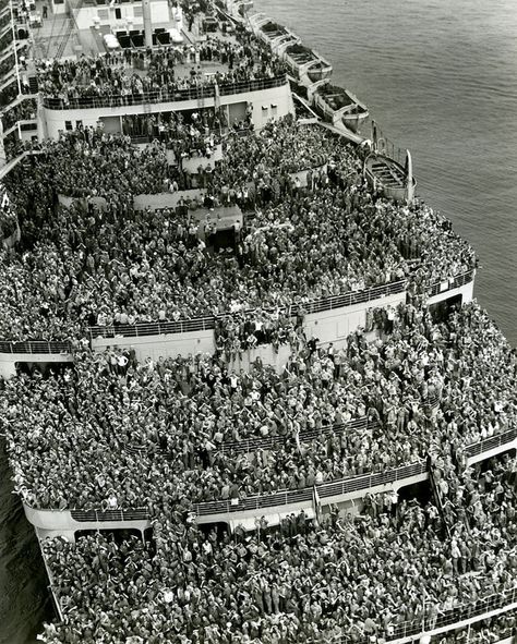 Soldiers Returning Home, Foto Langka, Rare Historical Photos, New York Harbor, Wwii Photos, Freddy Mercury, Historia Universal, Nikola Tesla, American Soldiers