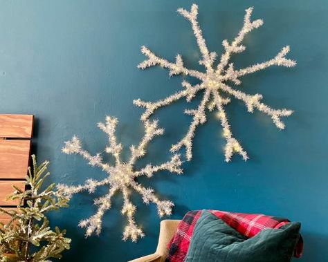 Led Snowflake Lights, Christmas Decorations Diy Outdoor Winter Wonderland, Diy Light Up Snowflakes, Diy Lighted Snowflake, Outdoor Snowflakes Diy, Diy Outdoor Snowflakes, Outdoor Snowflake Decor, Lighted Snowflakes, Outdoor Snowflake Lights