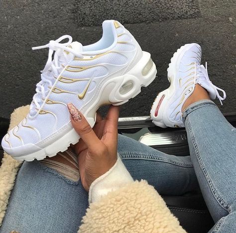 white and gold air max plus. Παπούτσια Nike Free, Boty Nike, Skor Sneakers, Nike Gold, Nike Free Shoes, Nike Air Max Plus, Gym Shoes, Nike Shoes Women, Dream Shoes