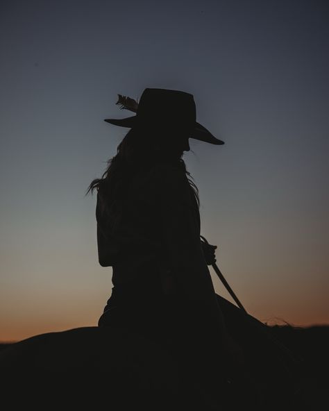 ✨National Day of the COWGIRL✨ but a day late.. @brookegamble__ is the G.O.A.T🔥 This is your sign to book a session with your #1 pony🥹 Western style| Western Photoshoot Inspiration| Western photoshoot ideas| Ranch photoshoot style| Cowgirl Outfit Ideas #cowgirlsdoitbetter #cowgirlsofinstagram #cowgirlstyle #cowgirlphotoshoot #westernphotography #westernphotoshootideas #punchy #cowgirlmagazine Western Business Photoshoot, Punchy Western Photoshoot, Moody Western Aesthetic, Barn Photoshoot Ideas, Ranch Photoshoot, Cowgirl Outfit Ideas, Western Photoshoot Ideas, Western Photos, Western Photo Shoots