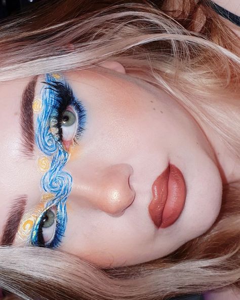 𝘮 𝘦 𝘭 𝘪 𝘴 𝘴 𝘢 💫’s Instagram photo: “starry night uniliner 🌜 uniliner ib @adultsdrink ! unbezahlte werbung started off with a blue and yellow eyeshadow look and this is what i…” Fantasy Eyeshadow Looks, Starry Night Hair, Starry Night Prom Makeup, Starry Night Face Paint, Doctor Who Makeup, Yellow And Blue Eyeshadow Looks, Starry Night Eye Makeup, Starry Night Makeup Look, Night Sky Costume