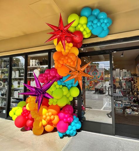 【Mexican Balloon Arch Kit】 The following includes 152 different sizes of 5" 10" 12" 18" balloons, we chose Hot Pink Red Yellow Orange Blue green balloons as the theme palette, and added a variety of foil starburst balloons and glue dots Hinge set lets you create a cheerful, energetic atmosphere 【100% Reliable Color 】 We insist on 100% real photography Providing True Color of every single balloons, what you have to do is trust your color inspiration and idea. Reliable Consistent Color Balloons to Make your Party Décor Perfect. 【For many occasions】 This tropical Mexico themed balloon set is suitable for many decoration scenes. Such as baby showers, Halloween， birthday parties, graduations, anniversaries, summer parties, bachelorette parties, etc. 【Easy to Assemble With Tutorials 】Our balloon Themed Balloon Garland, Green Balloons, Mexican Fiesta Party, Fiesta Party Decorations, Grad Party Decorations, Garland Arch, Green Balloon, Fiesta Baby Shower, Baby Shower Party Supplies