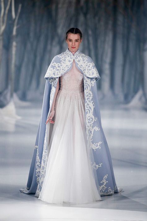 Istoria Modei, Gaun Abad Pertengahan, Paolo Sebastian, Textil Design, Fantasy Dresses, Fantasy Dress, Modest Wedding Dresses, 여자 패션, Gorgeous Gowns