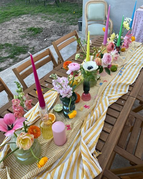 💜💜💜 Summer Brunch Decor, Brunch Outside Table Settings, Charcuterie Board Garden Party, Brunch Party Table Setting, Summer Party Table Decor, Table Setting Themes, Birthday Dinner Themes, Birthday Brunch Decor, Outdoor Long Table