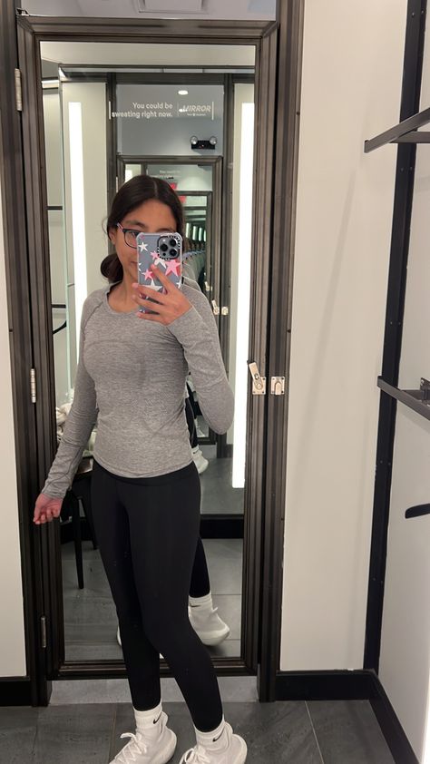 Grey Lulu Shirt Outfit, Black Lululemon Shirt Outfit, Cute P.e Outfits For School, Lululemon Long Sleeve Outfit, Basic Lululemon Girl, Swiftly Tech Long Sleeve Outfit, Lululemon Girl Aesthetic, Athetic Outfits, Lululemon Outfit Fashion