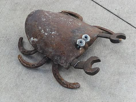 Welded Garden Art, Shovel Yard Art, Scrap Metal Art Garden Junk, Metal Yard Art Ideas, Shovel Art, Fun Garden Art, Metal Crab, Junk Metal Art, Metal Sculpture Artists