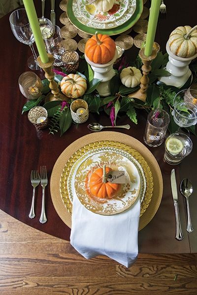 This season, choose gold accents to add sparkle to your holiday table #FallFestive Thanksgiving Inspiration, Beautiful Tablescapes, Fall Table Settings, Thanksgiving Tablescapes, Fall Thanksgiving Decor, Thanksgiving Table Settings, Fall Tablescapes, Beautiful Table Settings, Autumn Decorating