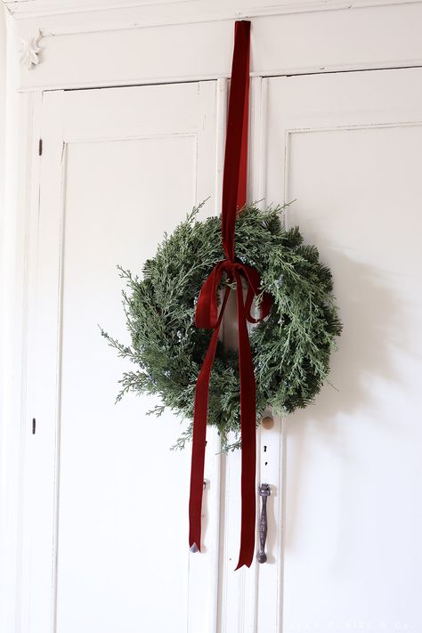 Red Christmas Decor Aesthetic, Front Door Christmas Wreaths Diy, In Home Christmas Decorations, Christmas Wreath On Door, Tradition Christmas Decorations, Christmas Porch Simple, Minimalist Traditional Christmas Decor, Simple Red Christmas Decor, Cranberry Red Christmas Decor