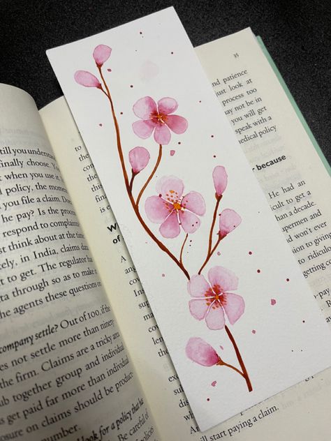 Flower Bookmark Drawing, Cute Little Flowers Drawing, Drawing Bookmark, Handmade Bookmarks Diy, Bookmark Ideas, Creative Bookmarks, Watercolor Bookmarks, Diy Watercolor Painting, Diy Bookmarks