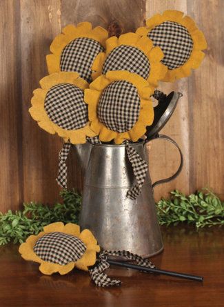 Mason Jar Lids Crafts, Estilo Farm, Primitive Sunflowers, Crafts 2023, Sunflower Crafts, Farmhouse Crafts, Fall Halloween Crafts, Bee Crafts, Sunflower Decor