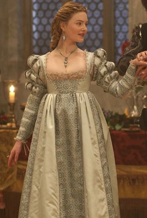 Historical Gowns, Holliday Grainger, The Borgias, Royal Dresses, Old Dresses, Fantasy Gowns, Medieval Dress, Medieval Clothing, Dress Aesthetic