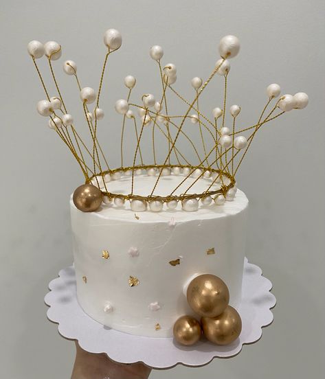 Crown Cake Design, Pearl Cake, 4th Birthday Cakes, Buttercream Cake Decorating, Crown Birthday, Crown Cake, Simple Cake Designs, Free Banner, Simple Cake