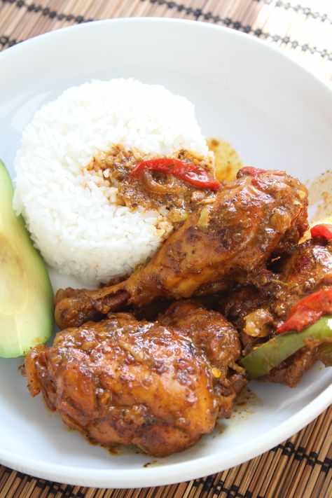 Dominican Stewed Chicken (Pollo Guisado) - break thru kitchen Dominican Pollo Guisado, Honduran Chicken Recipes, Dominican Stewed Chicken, Dominican Chicken Soup, Sofrito Chicken Recipes, Dominican Food Recipes, Dominican Chicken, Spanish Chicken Stew, Sofrito Chicken