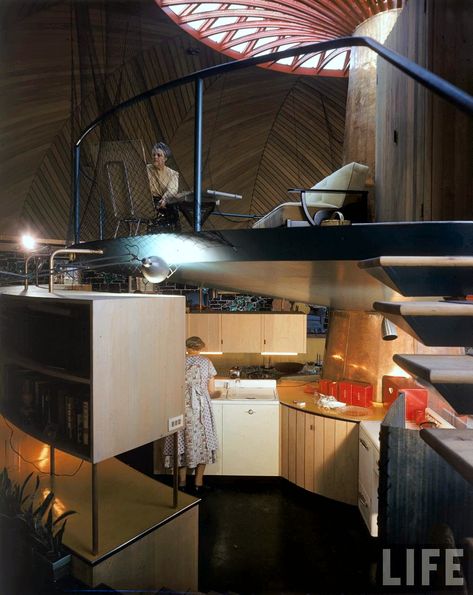 1948 Ford House | Architect: Bruce Goff | Aurora, Illinois - is that Ruth Ford painting on the upper level? Bruce Goff, Aurora Illinois, Atomic Space Age, Robin Day, Modern Room Divider, Architect House, Vintage Interiors, Modern Buildings, The Capital