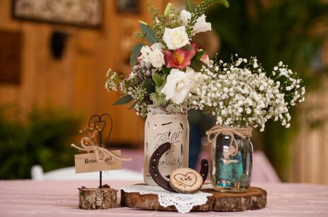 Amazing rustic country style wedding in a barn with cute details and elegant decorations Western Centerpieces, Country Wedding Centerpieces, Western Wedding Decorations, Bodas Boho Chic, Country Wedding Reception, Rustic Wedding Chic, Cowboy Wedding, Country Style Wedding, Florida Wedding Venues