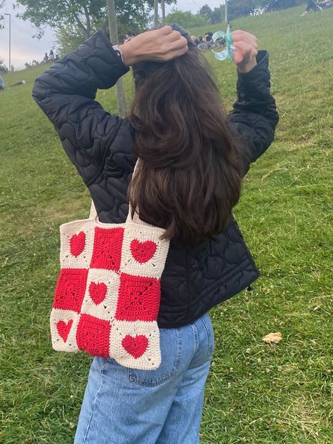 Heart Shaped Granny Square, Crochet Heart Bag Tutorial, Heart Tote Bag Crochet, Heart Granny Square Bag, Heart Crochet Bag, Crochet Heart Bag, Crochet A Heart, Crochet Top Free Pattern, Granny Square Bag Crochet