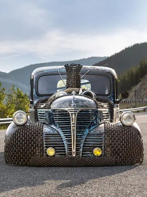 What are you willing to do to chase your dream? Would you sell off all your toys to pursue it? Would you spend every waking hour thinking about it or working on it? Would you be willing to sleep on the shop floor until it’s complete? Warwick Andrews did that and more to see his vision of the ultimate rat-rod—a ’47 Fargo FL1 wrapped in welded chains— come to life. After locking himself in his shop for months on end leading up to the 2019 SEMA Show, Chain Smoker 1.0 turned... Diesel Rat Rod, Futuristic Cars Concept, Custom Rat Rods, Rat Rod Truck, Rat Rod Cars, Classic Muscle Cars, Traditional Hot Rod, Rat Rods Truck, Dodge Trucks Ram