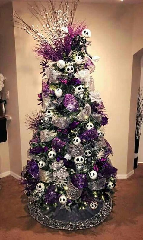 Deco Violet, Nightmare Before Christmas Tree, Halloween Christmas Tree, Nightmare Before Christmas Ornaments, Dekorasi Halloween, Nightmare Before Christmas Decorations, Nightmare Before Christmas Halloween, Black Christmas Trees, Purple Christmas