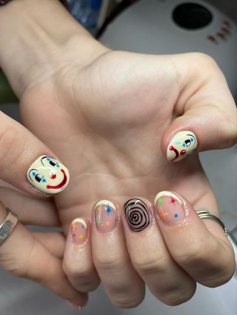 Clown Gel Nails, Clown Inspired Nails, Short Clown Nails, Short Crazy Nails, Kid Core Nails, Weirdcore Nails, Weird Nail Ideas, Short Funky Nails, Short Nails Halloween