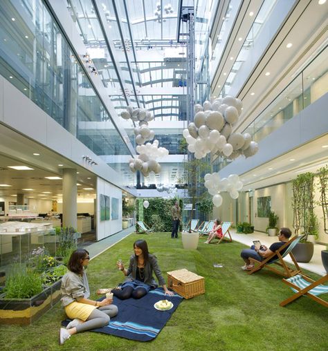 The London branch of HOK (global architecture firm) features a central patch of grass as well as construction method and materials that make it the first LEED Gold building in the United Kingdom. Future Office, Arsitektur Masjid, Office Pods, Green Office, Casa Patio, Workplace Design, Cool Office, Garden Office, Interior Garden