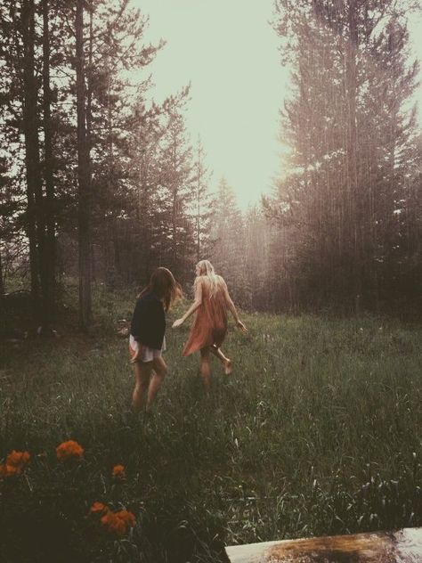 With a best friend this pic just exudes natural and calm vibes. Era Victoria, Into The Wild, Foto Vintage, Dancing In The Rain, Two Girls, Foto Inspiration, Wild And Free, The Grass, Orange Flowers