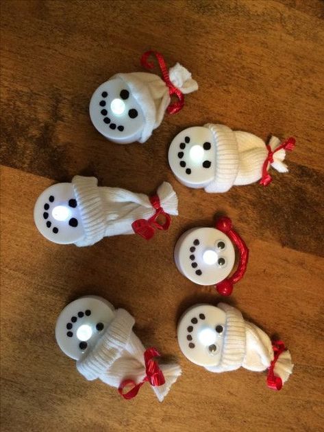 Tea Light Ornaments, Easy Homemade Ornaments, Snowmen Diy, Tea Lights Christmas, Tea Light Crafts, Christmas Ornaments Diy Kids, Tea Light Snowman, Fun Party Favors, Diy Tea