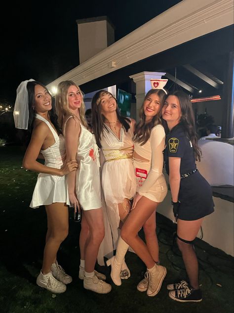 Group Poses, Halloween Costumes Friends, Group Costumes, Group Pictures, Teenage Dream, Instagram Inspo, Halloween Costumes, Halloween