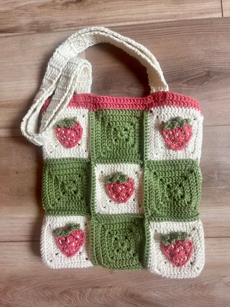 Straps For Crochet Bag, Crochet Patterns Tote Bag, Crochet Tote Bag Ideas, Crochet Accessories Ideas, Strawberry Crochet Bag, Crochet Strawberry Bag, Crochet Totes, Strawberry Tote Bag, Strawberry Crochet