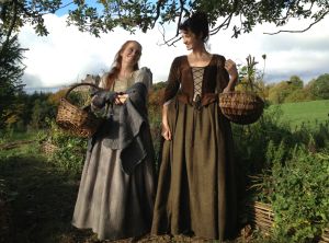 NEW/OLD BTS Pics From The Set of Outlander Season 1 - Outlander Online Outlander Wedding Dress, Lotte Verbeek, Outlander Wedding, Terry Dresbach, Laura Donnelly, Outlander Costumes, Outlander Season 1, Claire Fraser, Bts Pics