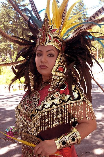 Aztec Costume Women, Aztec Fashion Ancient, Inca Headdress, Aztec Headdress, Aztec Costume, Carnival Outfit Carribean, Aztec Warrior Tattoo, Aztec Feather Headdress, American Indian Girl