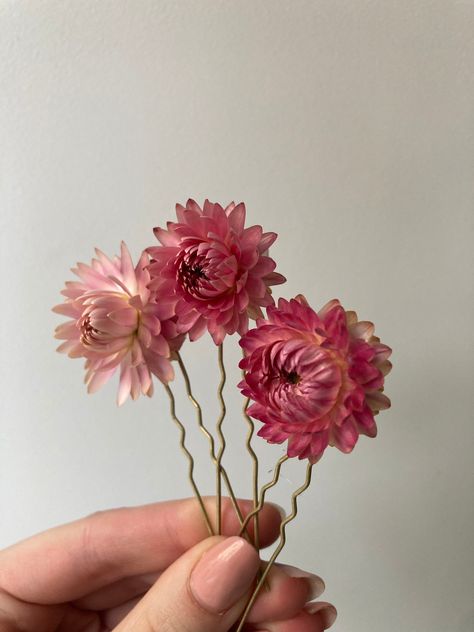 Strawflowers hair pins Colour-pink Dimensions: floral part: 1.5-3 cm Hair pin: 5 cm DELIVERY: Canada: 4-6 weeks Latvia: 1-5 business days United States: 7-12 days USPS service. Europe: 1-3 weeks Australia, New Zealand and Oceania: 1-6 weeks Nature in me (Vita and Nadia) Bridal Hair Pieces Boho, Boho Wedding Accessories, Pink Flower Hair, Floral Hair Pins, Bridal Hair Headpiece, Hair Accessories Boho, Bridal Hair Piece, Headpiece Bridal, Floral Pins