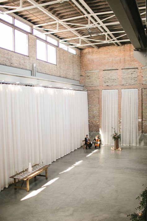 Chicago Wedding Venue - The Fairlie // #chicagoweddingvenues #weddingvenues #weddingvenueinspiration Event Space Design, Chicago Spring, Tasty Cakes, Draping Wedding, Romantic Wedding Style, Wedding Reception Design, Wedding Styled Shoot, Wedding Display, Pipe And Drape