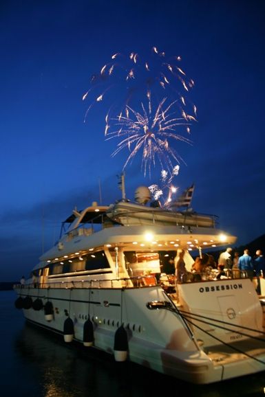 Discover Greece aboard a luxury yacht charter of your dreams - Party time Summer Yacht Party, Yacht Cocktail Party, Ibiza Yacht Party, Yacht Wedding Aesthetic, Yacht Wedding Party, Birthday On A Boat Party Ideas, Sweet 16 Yacht Party, Yatch Boat Birthday Party, Yacht Dinner Party