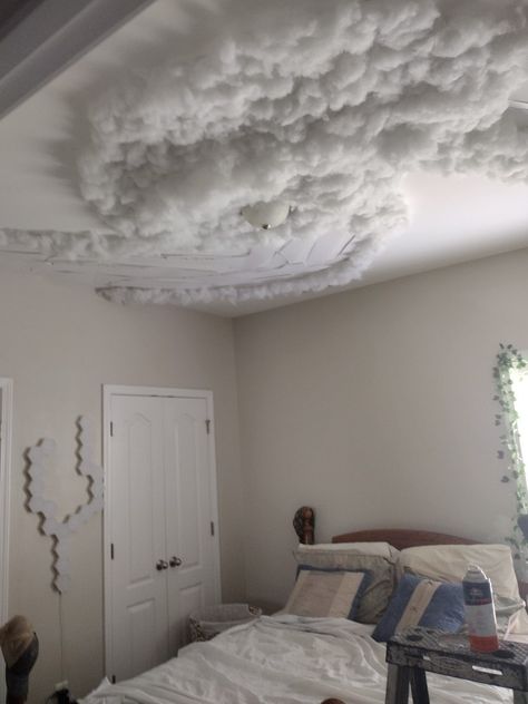 Cloud Ceiling Decor, Cloud Roof Ceilings, Cloud Ceiling Bedroom, Diy Hanging Clouds, Heavenly Bedroom, Ceiling Clouds, Cuartos Aesthetic, Cloud Room, Fairy Lights Room