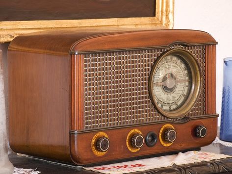 ¡Me encantan las radios antiguas! 1950s Radio, Oil Lamp Centerpiece, Golden Age Of Radio, Radio Design, Radio Vintage, Vintage Radios, Retro Radio, Antique Radio, Old Radios