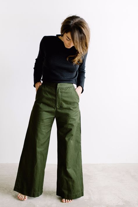 Green Loose Pants Outfits, Casual Friday Work Outfits, Friday Outfit For Work, Mode Pastel, Green Pants Outfit, Culotte Style, Wide Leg Pants Outfit, Look Boho Chic, Winter Pants Outfit