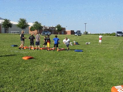 Fun Football Drills for Youth | Kids Pee Wee Football Drill Pee Wee Soccer Drills, Flag Football Practice Drills, Kids Football Training, Pee Wee Football, Flag Football Drills, Youth Football Drills, Football Speed And Agility Drills, Peewee Football, Football Workouts