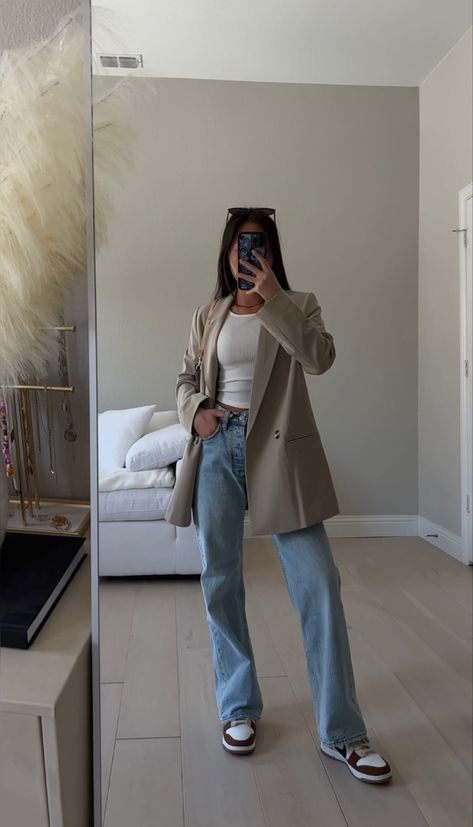 Light Wash Jeans Outfit, Light Jeans Outfit, Estilo Chic Casual, Jeans And Sneakers Outfit, Jeans Blazer Outfit, Uni Aesthetic, Hourglass Outfits, Straight Jeans Outfit, Flare Jeans Outfit