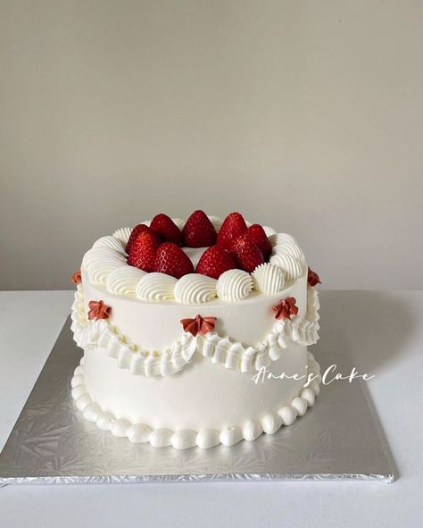 @annescake Cute Dessert Ideas, Bolo Vintage, Strawberry Birthday Cake, Vintage Birthday Cakes, Simple Cake Designs, Funny Birthday Cakes, Cute Cake, Mini Cakes Birthday, Pretty Dessert