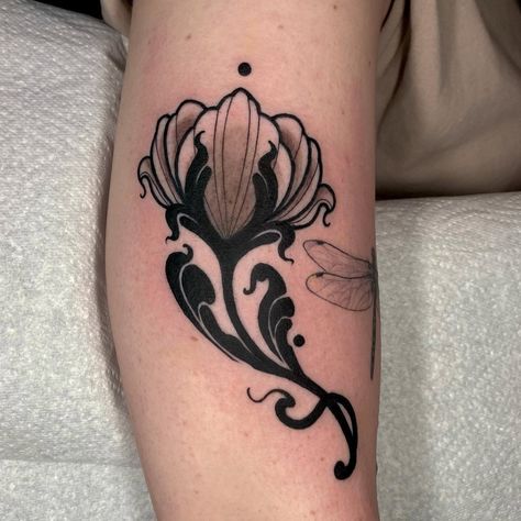 Tattoo • Instagram Art Nouveau Tattoo Flower, Jewerly Tattoo, Black Flowers Tattoo, Art Deco Tattoo, Kinds Of Flowers, Art Nouveau Tattoo, Nouveau Tattoo, L Tattoo, Tattoo Instagram