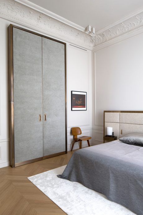 Apartement Trocadéro by Rodolphe Parente | HomeAdore HomeAdore Cosy Bedroom, Minimal Decor, Simple Bedroom, Beautiful Doors, Master Bedrooms Decor, Apartment Inspiration, Cheap Decor, Apartment Interior, Making Room