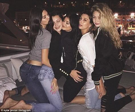 Kendall Jenner With Friends, Kylie King, Kendall Jenner Bella Hadid, Kendall Bella, Hailey Baldwin, Lewis Hamilton, Kardashian Jenner, Hailey Bieber, Gigi Hadid