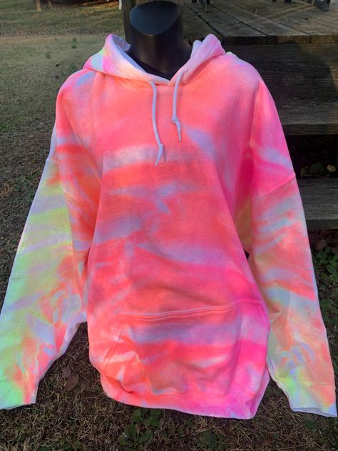 I accidentally made this hoodie and now I'm quite happy that I did!  The orange and pink goes together so well in this tie dye hoodie. Now I'm going to have to make me one! LOL I'm happy to offer this to customers and I hope you guys like this neon style hoodie as much I do.  Each hoodie is 50% cotton and 50% polyester. They are soft and comfy. I use mens hoodies because there is a little more room to move and are more comfortable.  I normally use Gildan or Hanes brand. So please order your size accordingly.  WASHING INSTRUCTIONS: turn your tie dye hoodie inside out before washing in cold water. Dry as you normally would or hang to dry.  Thank you for stopping by my shop. Feel free to message me with any questions you may have. Tie Dye Smiley Face, Neon Tie Dye, Sweatshirt Tie Dye, Bellybutton Piercings, Women Long Cardigan, Neon Outfits, Tie Dye Fashion, Diy Tops, Future Wardrobe